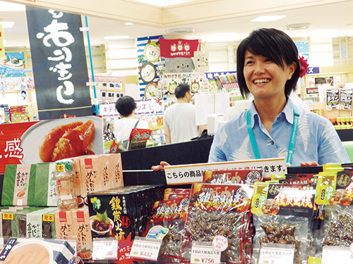 「にこやかに特産物を販売!」